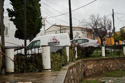 Los coches y viviendas localizadas en los alrededores de El Puente Romano se encuentran en mal estado por el temporal