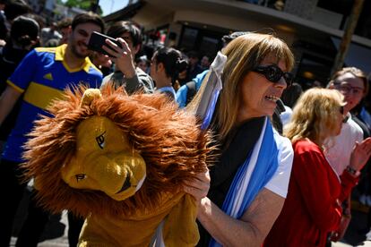 Una simpatizante de Javier Milei sostiene un león de peluche en un acto de campaña del candidato ultra este sábado en la periferia norte de Buenos Aires.