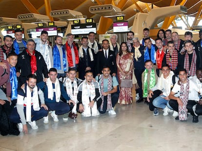 La plantilla del Cacereño posa junto con la embajadora de Nepal este lunes en el aeropuerto Adolfo Suárez de Madrid.