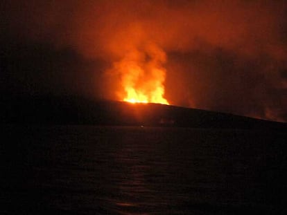 Erupción volcánica en la isla de Yabal al Tair, en una imagen tomada desde la fragata canadiense <i>Toronto.</i>