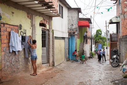 Viela sem nome onde ficam os três restaurantes da favela Jardim Panorama.