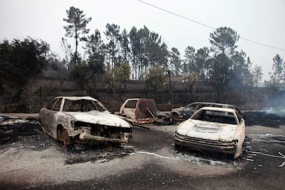 Vehículos calcinados en la carretera por el incendio en Pedrógão Grande, Portugal, en 2017.
