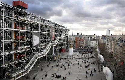 La emblemática sede del museo Pompidou de París fue diseñada en 1971 por Richard Rogers en colaboración con Renzo Piano. El edificio fue inaugurado en 1977.