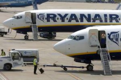 En la imagen, dos aviones de la aerolínea irlandesa de bajo coste Ryanair en las pistas del aeropuerto de Gerona, España. EFE/Archivo