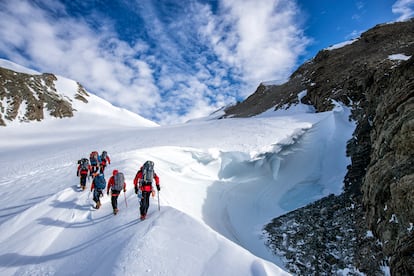 El biólogo Jorge Gallardo, acompañado por exploradores militares, asciende el pico Charles, en los Montes Ellsworth.