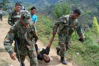 Soldados colombianos trasladan el cadáver de un guerrillero de las FARC en Caldono, al sur de Bogotá.