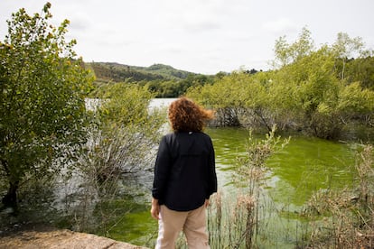Una vecina contempla el agua contaminada por cianobacterias en As Conchas (Lobeira).