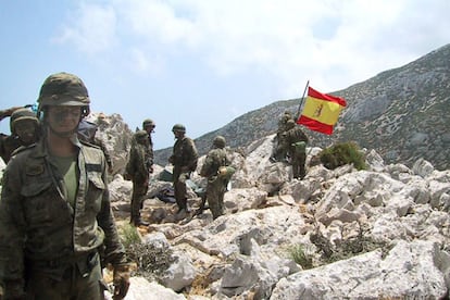 Isla Perejil, 17 de julio. Militares españoles permanecen junto a la bandera de España tras la intervención de las Fuerzas Armadas, que han desalojado al destacamento marroquí instalado en el islote, en una acción con la que el Gobierno confía restablecer el <i>status quo</i> y garantizar "el acceso libre a la isla". Al término de la operación los seis militares marroquíes que ocupaban Perejil desde el 11 de julio son liberados y devueltos a Marruecos por la Guardia Civil.