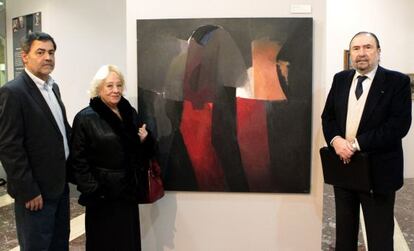 Javier Viar, a la derecha, recibe el cuadro de familiares de Fidalgo en el museo Bellas Artes.