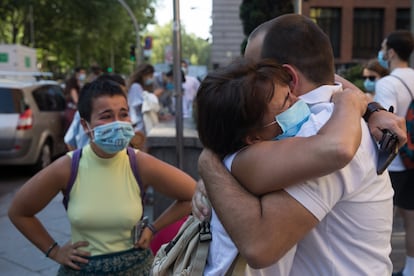 Una opositora de MIR abraza a sus familiares tras elegir especialidad, este lunes.