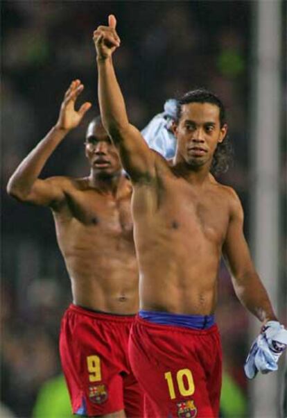 Ronaldinho (derecha) y Eto&#39;o saludan al público al finalizar el encuentro ante el Chelsea.