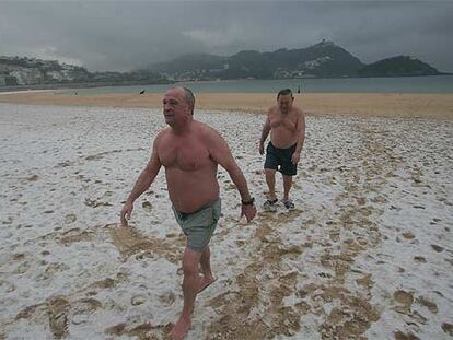 Dos bañistas tras zambullirse en aguas de la Bahía de la Concha, ayer en San Sebastián.