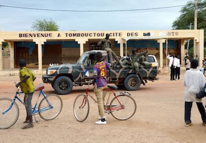 Ciudadanos de Tombuctú dan la bienvenida a soldados malienses.