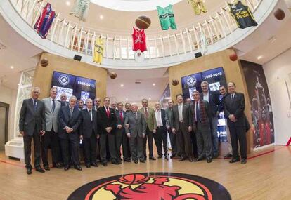 Foto de grupo de los fundadores de la ACB en la sede de la FEB