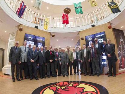 Foto de grupo de los fundadores de la ACB en la sede de la FEB