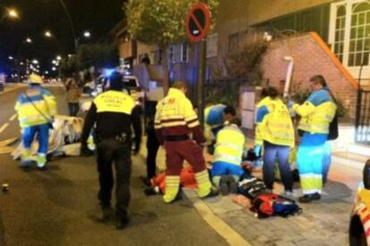 Imagen de los trabajos del equipo del Summa tras el accidente de dos jóvenes con un quad en Getafe.