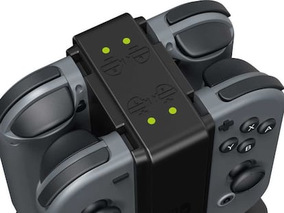 El soporte de los Joy-Con incluido en Nintendo Switch no los cargará