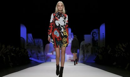 Una modelo luce una creación de la marca española Desigual.