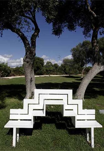'Bancos sociales modificados', de Jeppe Hein.