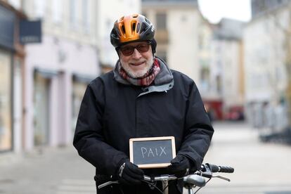 Jean-Claude P, 68, retired, holds a blackboard with the word "paix" (peace), the most important election issue for him, as he poses for Reuters in Chartres, France February 1, 2017. He said: "I dream of a politician that would give us work and peace. Peace in the world, that's the most important thing." REUTERS/Stephane Mahe SEARCH "ELECTION CHARTRES" FOR THIS STORY. SEARCH "THE WIDER IMAGE" FOR ALL STORIES