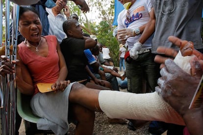 Os serviços de saúde mal conseguem cuidar das vítimas. Os quartos estão lotados e ferimentos menos graves são tratados nos jardins do hospital Frères em Port-au-Prince.