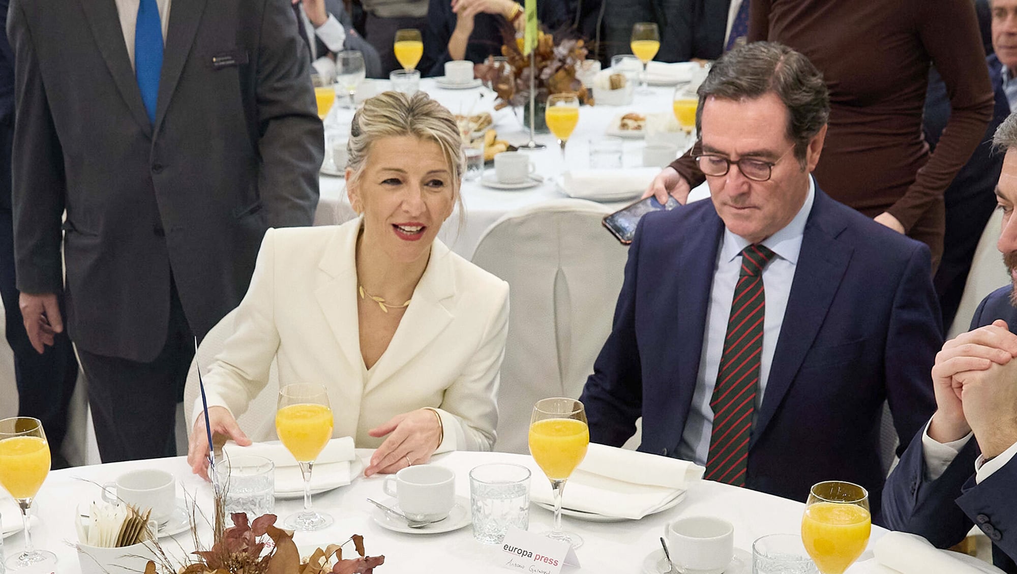 La vicepresidenta segunda y ministra de Trabajo, Yolanda Díaz, y el presidente de la CEOE, Antonio Garamendi, en Madrid en un desayuno informativo.