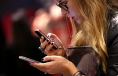 Una mujer utiliza varios &#039;smartphones&#039;.