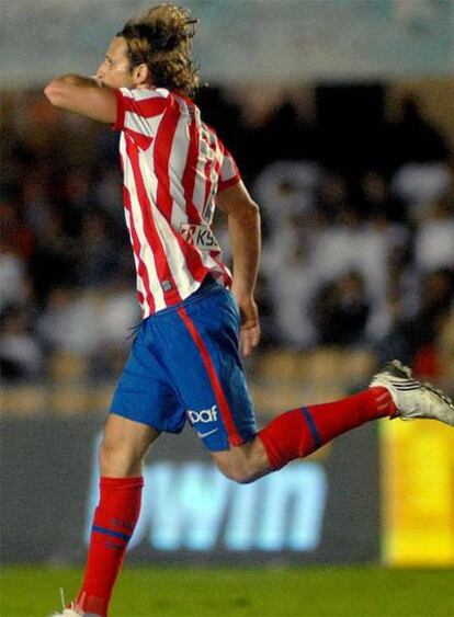 Forlán celebra su gol, el primero del Atlético.