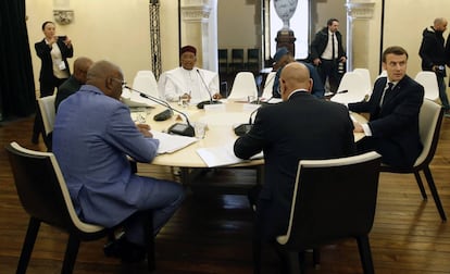 Macron, junto a los cinco líderes del Sahel miembros del G5, este lunes durante su reunión en Pau, en el suroeste de Francia.