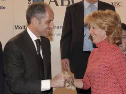 El ex presidente de la Generalitat Valenciana Francisco Camps, junto a la ex presidenta de la Comunidad de Madrid, Esperanza Aguirre, en Madrid en un almuerzo-conferencia del Foro ABC. EFE/Archivo