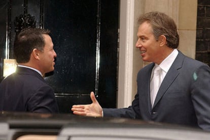El rey Abdalá de Jordania (izquierda) y Tony Blair, ayer ante el 10 de Downing Street.