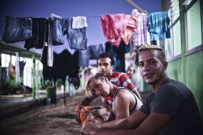 Un grupo de migrantes cubanos esperan entrar en las listas para la salida de Costa Rica hacia los Estados Unidos en el albergue de la Escuela bilingüe en el municipio de La Cruz de Guanacaste, Costa Rica.