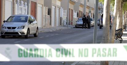 Agentes, ante la vivienda de Huércal de Almería donde se ha producido el crimen.