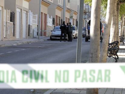 Agentes, ante la vivienda de Hu&eacute;rcal de Almer&iacute;a donde se ha producido el crimen. 