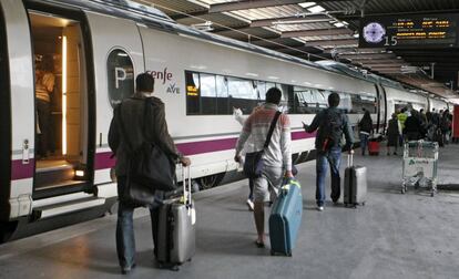 Un grupo de viajeros accede al AVE en la estación madrileña Puerta de Atocha.