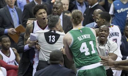Oubre sujetado por el árbitro tras empujar a Olynyk.