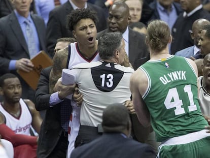 Oubre sujetado por el &aacute;rbitro tras empujar a Olynyk.