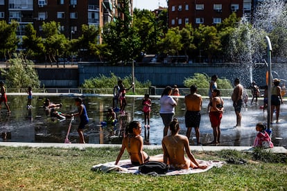 Dos mujeres toman el sol en Madrid Río.