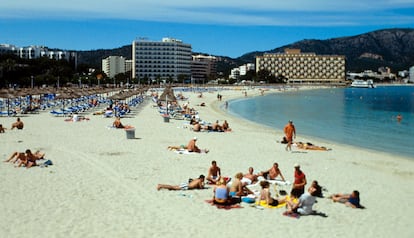 Turistas en una playa de Mallorca en los años ochenta.