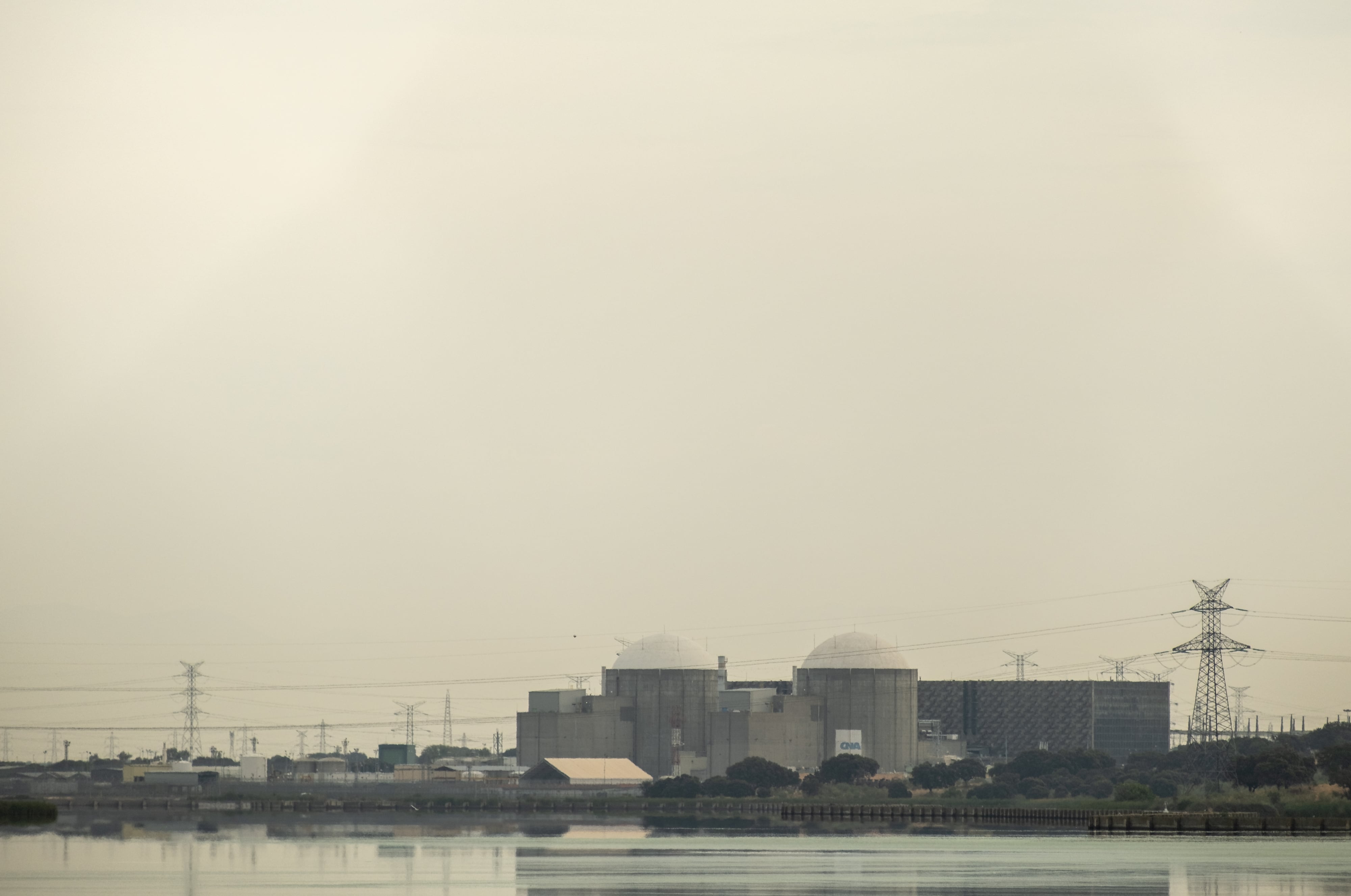 Exterior de la central nuclear de Almaraz.