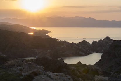 Atardecer sobre las fascinantes y caprichosas formas del litoral del cap de Creus.