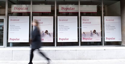 Una mujer pasa frente a una antigua sucursal de Banco Popular.