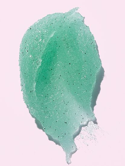 El exfoliante, mejor a base de productos naturales que ayuden a arrastrar las impurezas, como la sal, evitando las micropartículas de plástico.