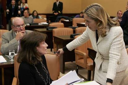 Ana Pastor, diputada del PP, habla con Mercè Pigem, de CiU, ayer en la comisión de Educación.