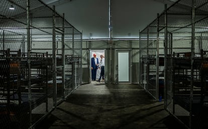 Donal Trump visitando el centro de detención para migrantes Alligator Alcatraz