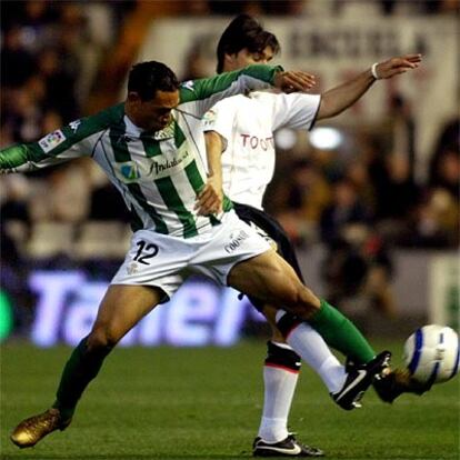 Oliverira, del Betis, y Ayala, del Valencia, luchan por el balón.