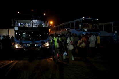 Inmigrantes en situación irregular esperan para subirse a un autobús que les llevará desde la ciudad de Niamey, en Níger, hasta Agadez.