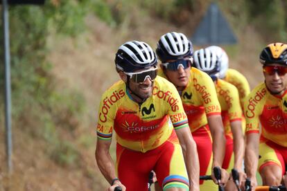 Valverde, ante Marc Soler y Landa, en un entrenamiento de la selección española en Imola.