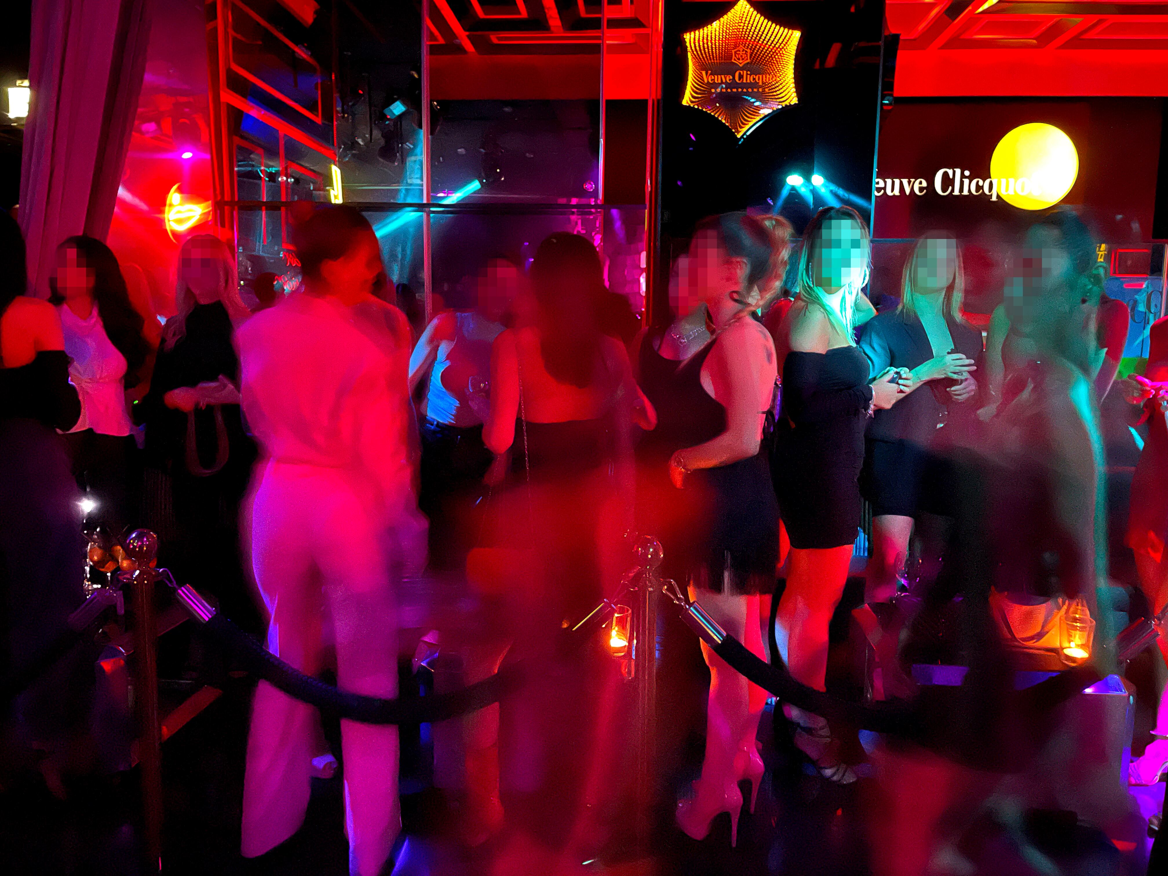 Un grupo de varias chicas imagen en los reservados de una discoteca del centro de Madrid. 