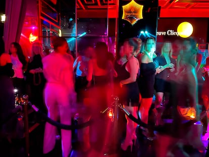 Un grupo de varias chicas imagen en los reservados de una discoteca del centro de Madrid. 